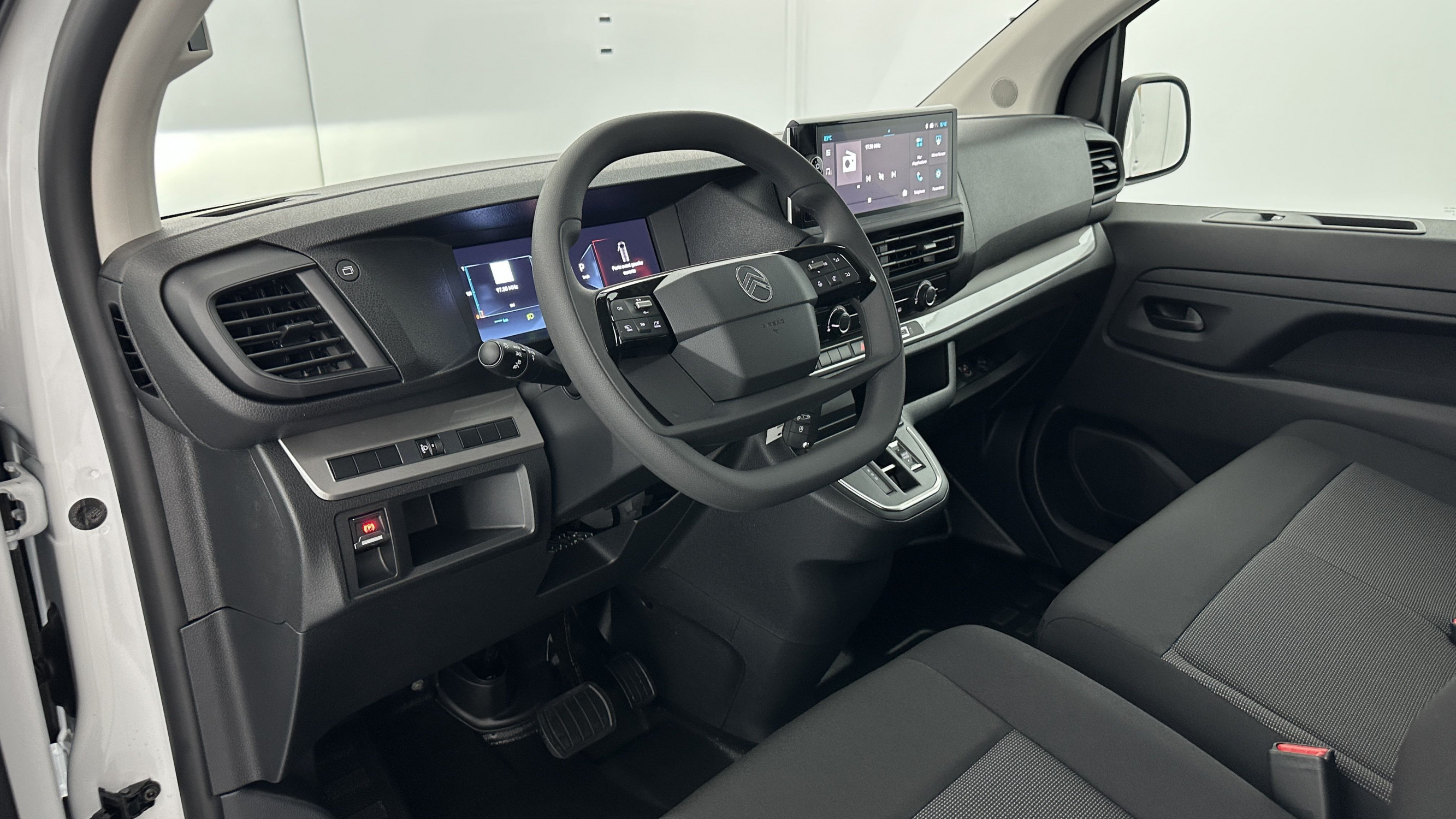 Vente en ligne Citroën Jumpy Fourgon JUMPY CA M 2.2 BlueHDi 180ch EAT8 au prix de 36 680 €