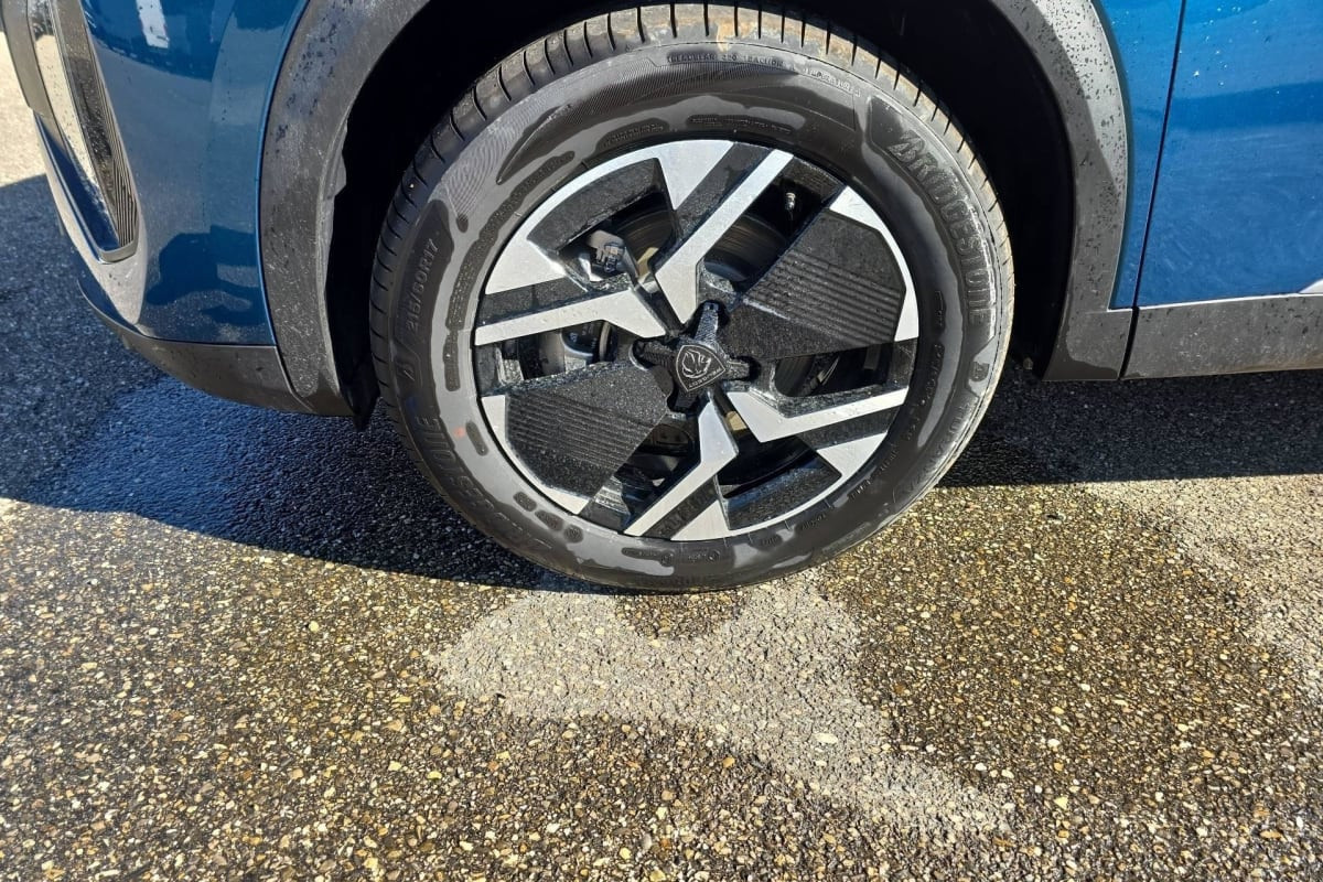 Vente en ligne Peugeot 2008 Hybrid 145 e-DCS6 Allure au prix de 23 870 €