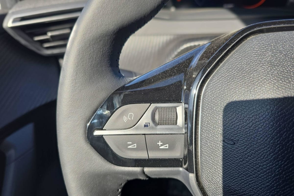 Vente en ligne Peugeot 2008 Hybrid 145 e-DCS6 Allure au prix de 23 870 €