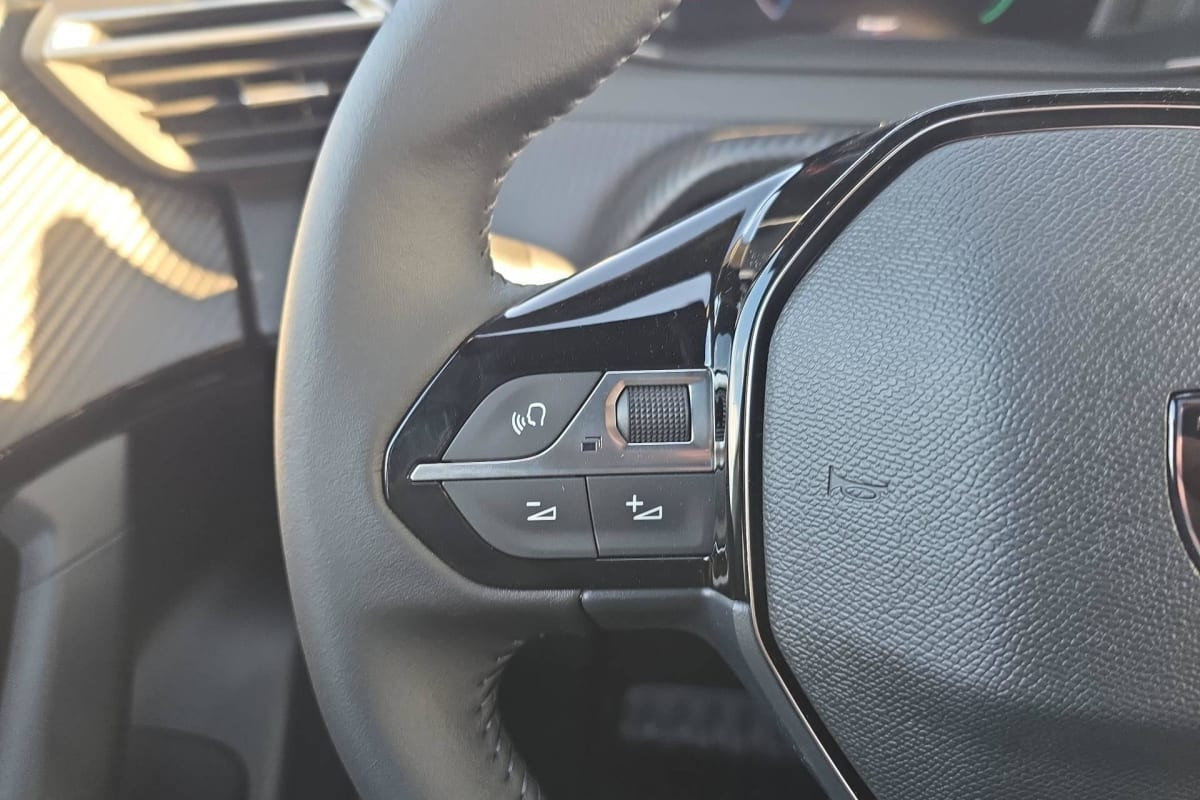 Vente en ligne Peugeot 2008 Hybrid 145 e-DCS6 Allure au prix de 25 220 €