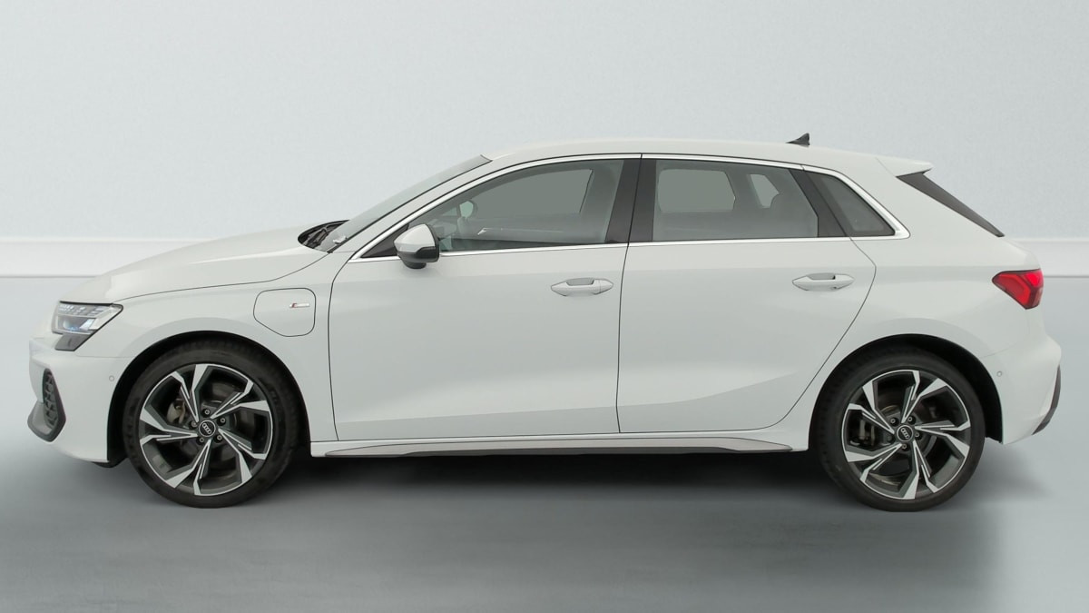 Vente en ligne Audi A3 TFSI e Hybride rechargeable 204 S tronic 6 S line au prix de 34 880 €
