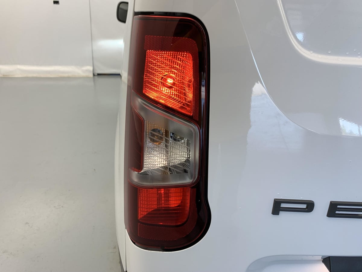 Vente en ligne Peugeot Partner Fourgon PARTNER FGN DIESEL 100 CH M MANUELLE au prix de 21 400 €