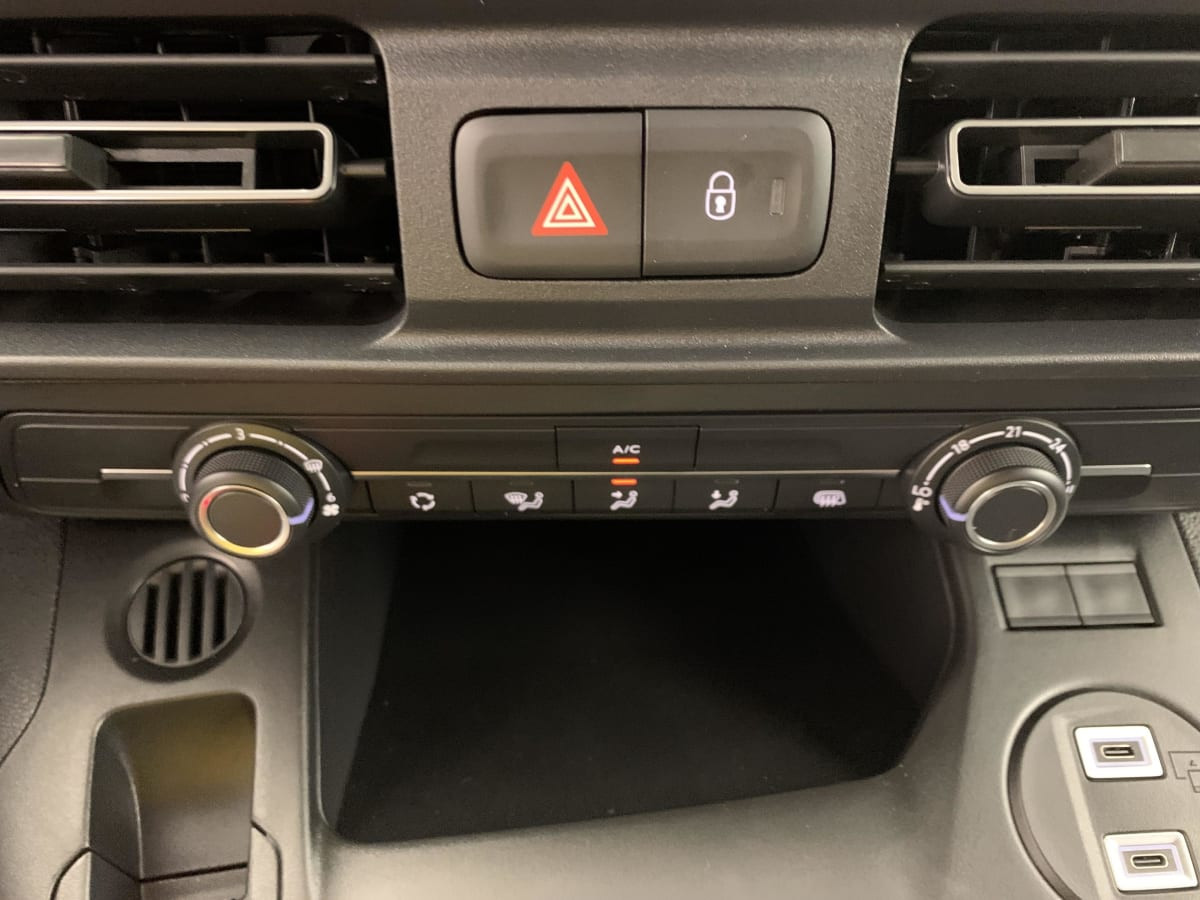 Vente en ligne Peugeot Partner Fourgon PARTNER FGN DIESEL 100 CH M MANUELLE au prix de 21 400 €