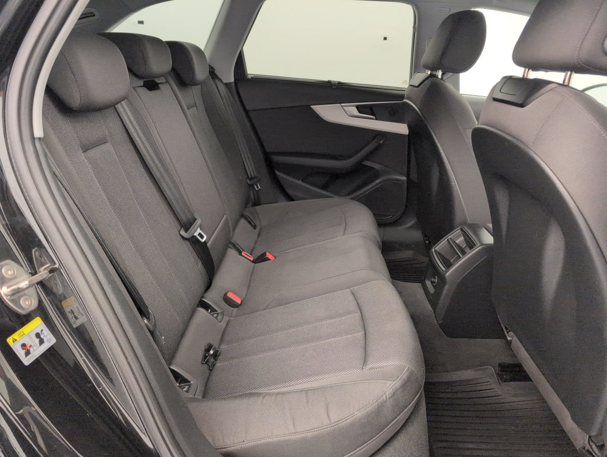Vente en ligne Audi A4 Avant 35 TFSI 150 S tronic 7 Design au prix de 22 330 €