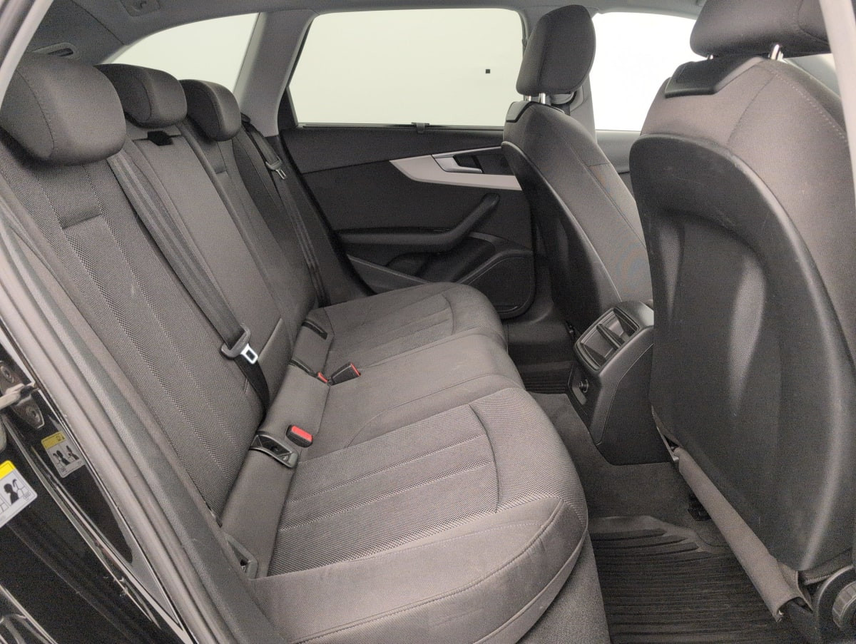 Vente en ligne Audi A4 Avant 35 TFSI 150 S tronic 7 Design au prix de 22 330 €