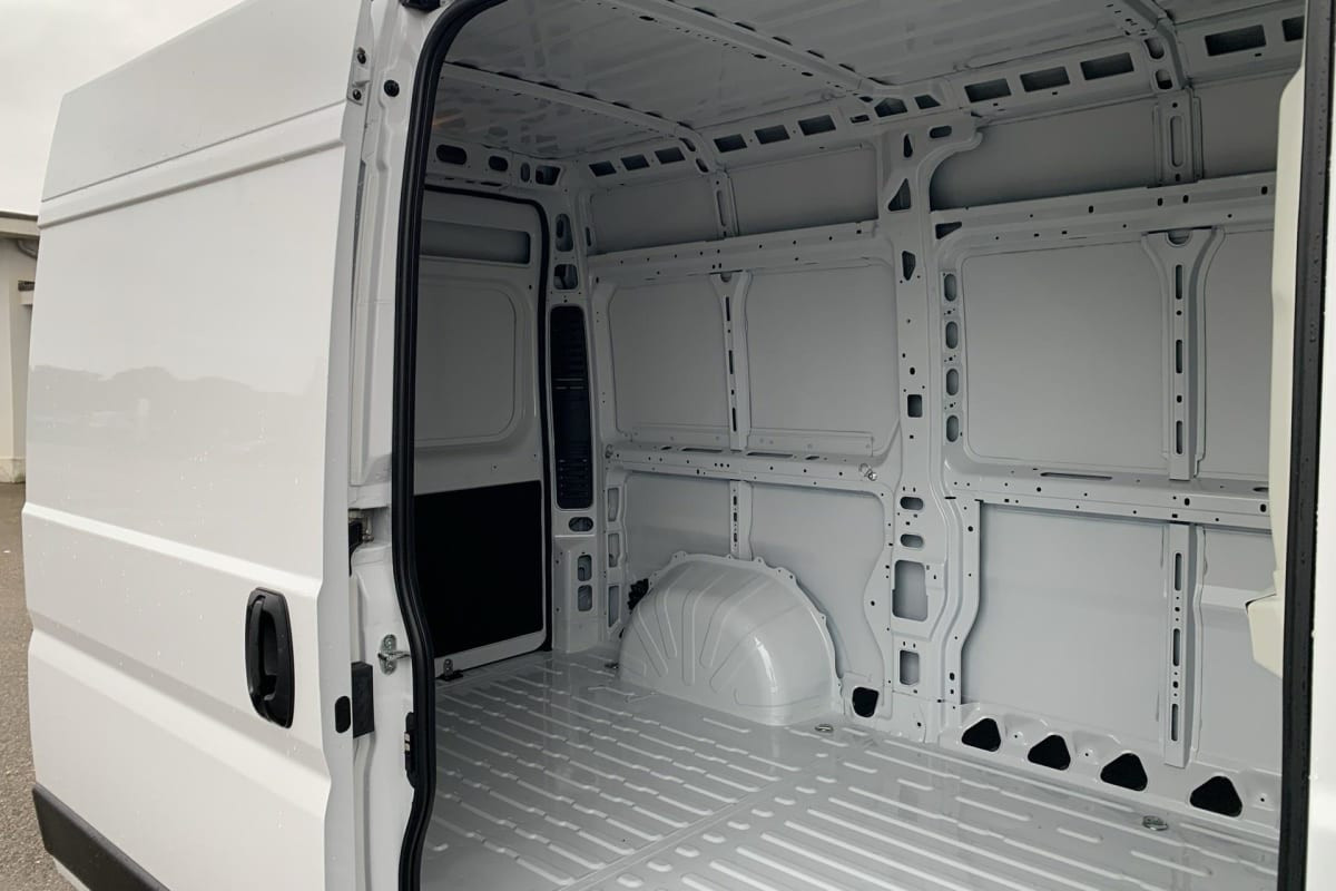 Vente en ligne Peugeot Boxer Fourgon BOXER FGN DIESEL 140 CH L2H2 3.3 T MANUELLE ACTIVE au prix de 28 940 €