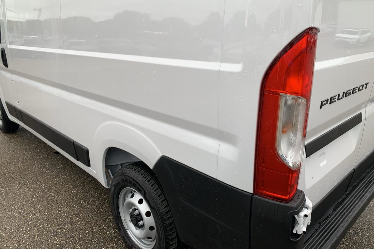 Vente en ligne Peugeot Boxer Fourgon BOXER FGN DIESEL 140 CH L2H2 3.3 T MANUELLE ACTIVE au prix de 28 940 €