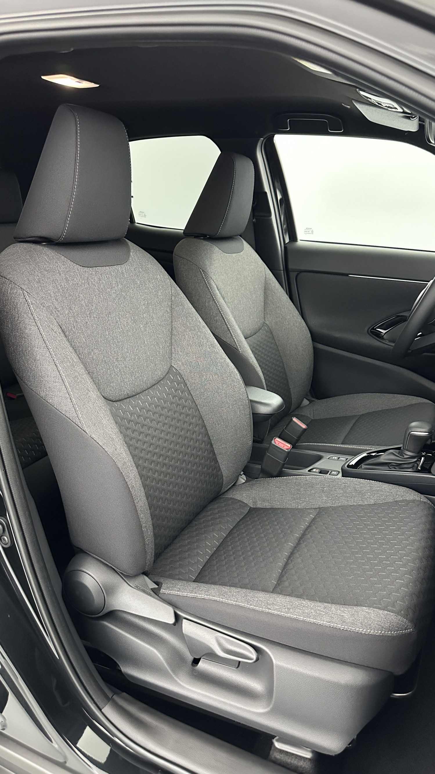 Vente en ligne Toyota Yaris Cross YARIS CROSS 1.5 Hybride 130h Design e-CVT au prix de 28 900 €