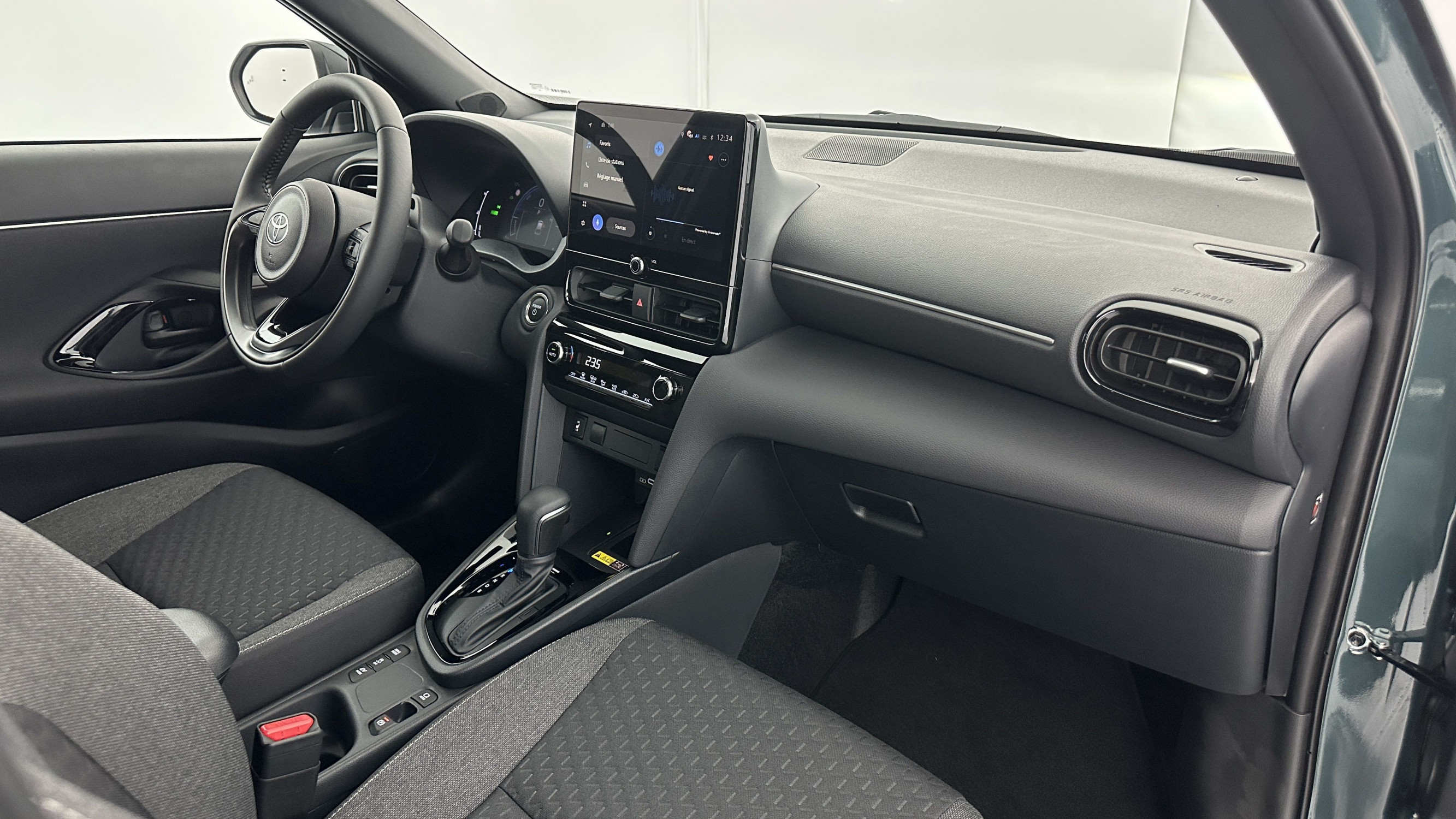 Vente en ligne Toyota Yaris Cross YARIS CROSS 1.5 Hybride 130h Design e-CVT au prix de 28 900 €