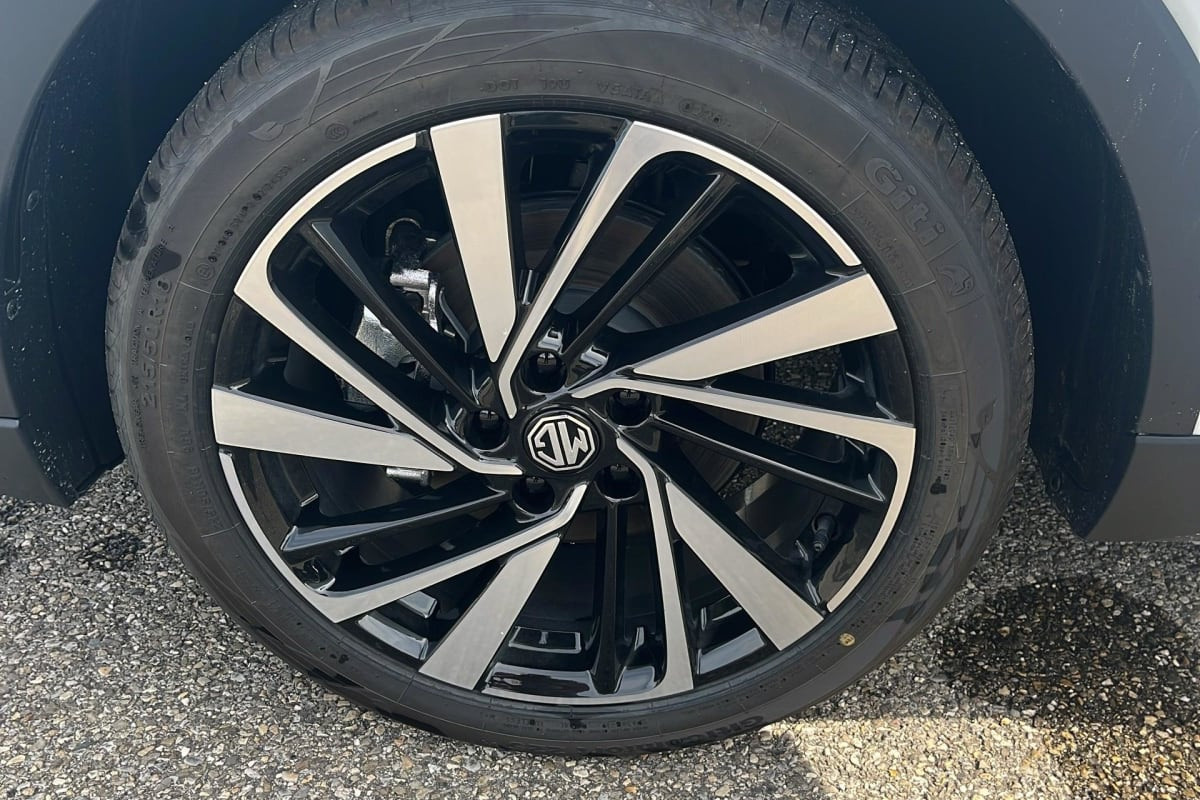 Vente en ligne Mg ZS 1.5 L Hybrid+ 197 ch Luxury au prix de 23 160 €