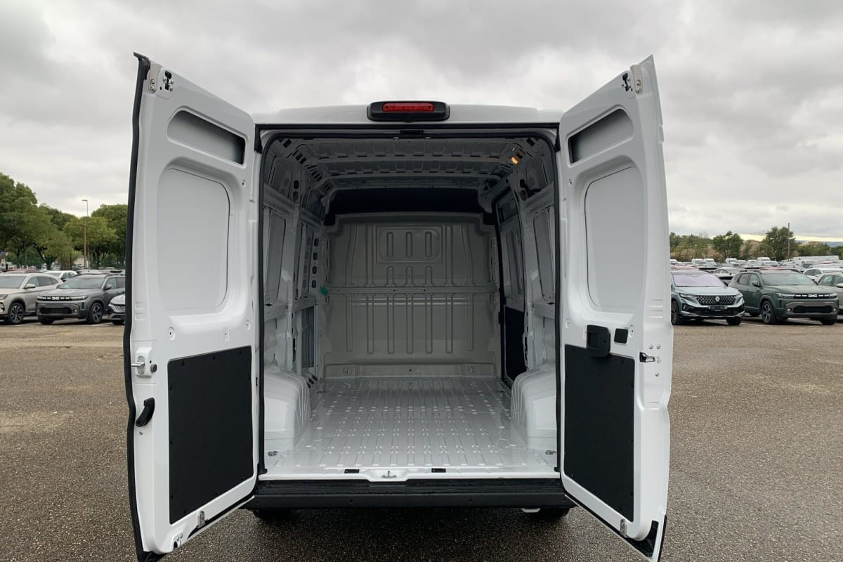Vente en ligne Peugeot Boxer Fourgon BOXER FGN DIESEL 140 CH L2H2 3.3 T MANUELLE ACTIVE au prix de 28 940 €