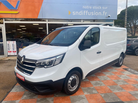 Acheter RENAULT TRAFIC FOURGON L2H1 2.0 Blue dCi 150 BV6 GRAND CONFORT Ecran Kit Bois Attelage 22290HT chez SN Diffusion