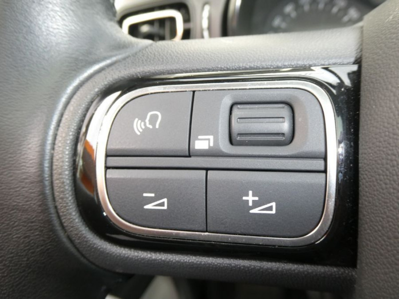 Photo 25 de l'offre de CITROEN C3 III 1.2 PureTech 82 SHINE CarPlay SC TOIT Pano JA16 à 10650€ chez Mérignac auto