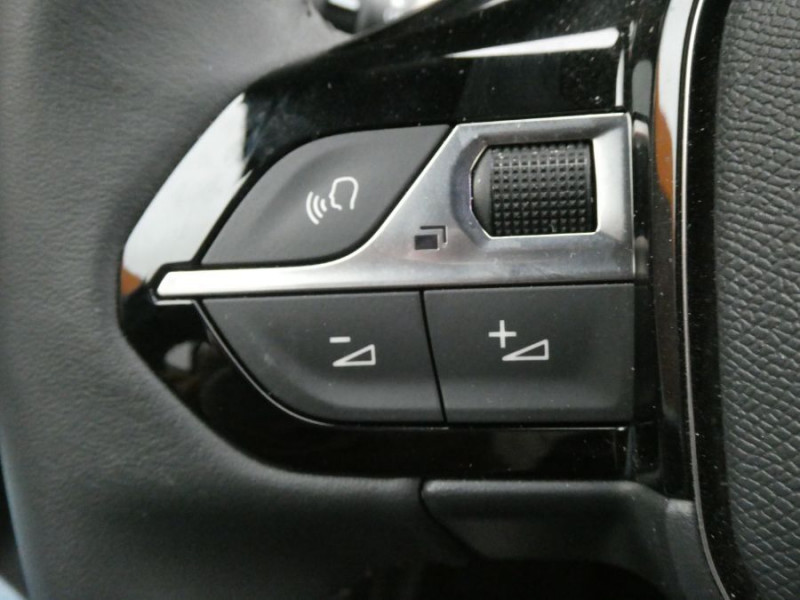 Photo 21 de l'offre de PEUGEOT 2008 II 1.2 PureTech 100 BVM6 ALLURE GPS à 17450€ chez Mérignac auto