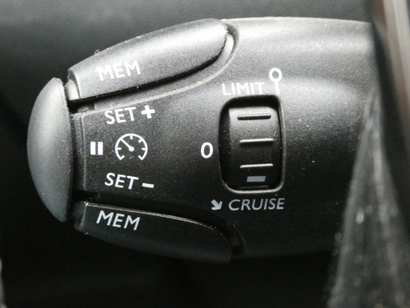 Photo 24 de l'offre de PEUGEOT 2008 II 1.2 PureTech 100 BVM6 ALLURE GPS à 17450€ chez Mérignac auto