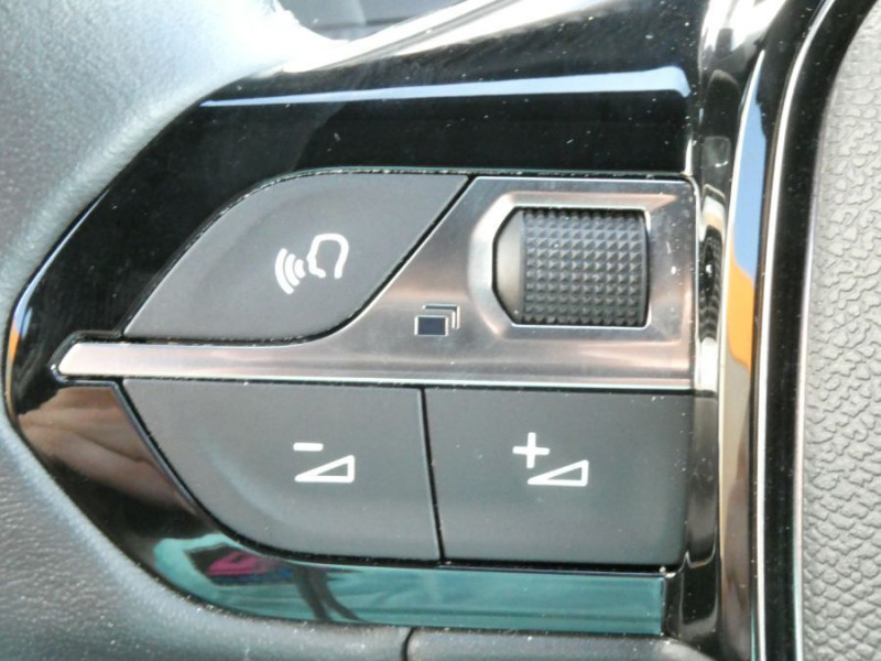 Photo 30 de l'offre de PEUGEOT 2008 II 1.2 PureTech 100 BVM6 ALLURE GPS à 16890€ chez Mérignac auto