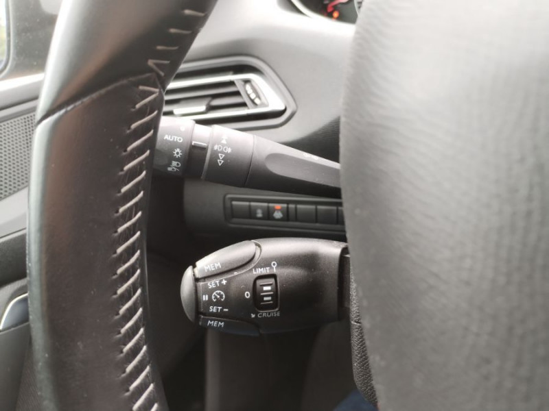 Photo 16 de l'offre de PEUGEOT 308 1.2 PureTech 130 BVM6 ALLURE GPS Camera JA17 à 12450€ chez Mérignac auto