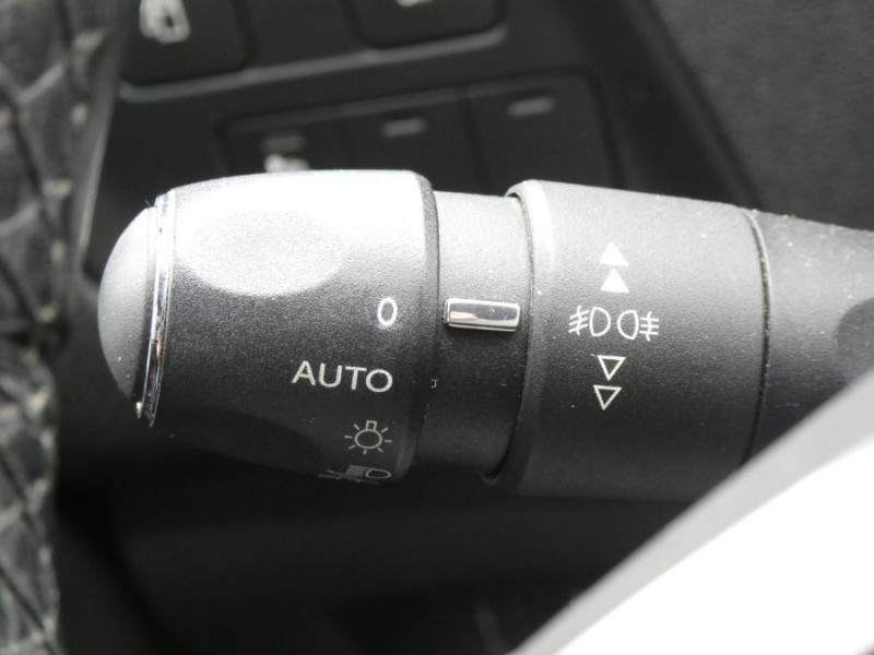 Photo 27 de l'offre de CITROEN C4 1.2 PureTech 110 FEEL CLIM Auto Radar Bluetooth à 8950€ chez Mérignac auto