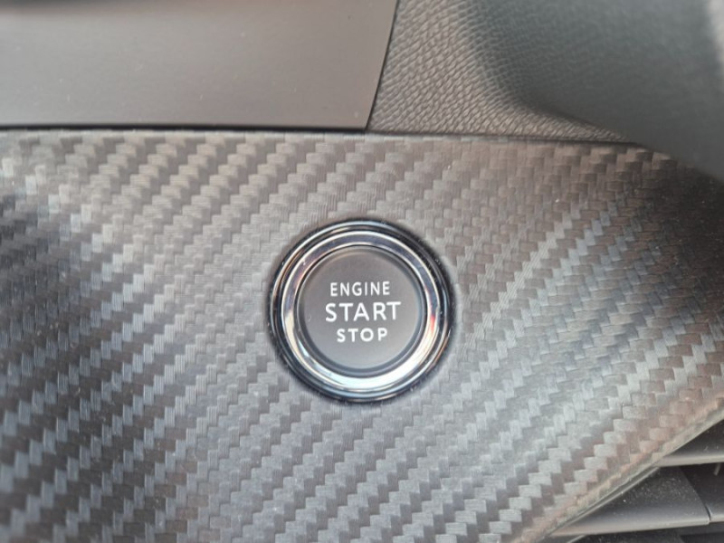 Photo 24 de l'offre de PEUGEOT 2008 II 1.2 PureTech 100 BVM6 ALLURE GPS Camera AB SC à 16450€ chez Mérignac auto