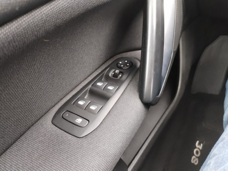 Photo 15 de l'offre de PEUGEOT 308 1.2 PureTech 130 BVM6 ALLURE GPS Camera JA17 à 12450€ chez Mérignac auto