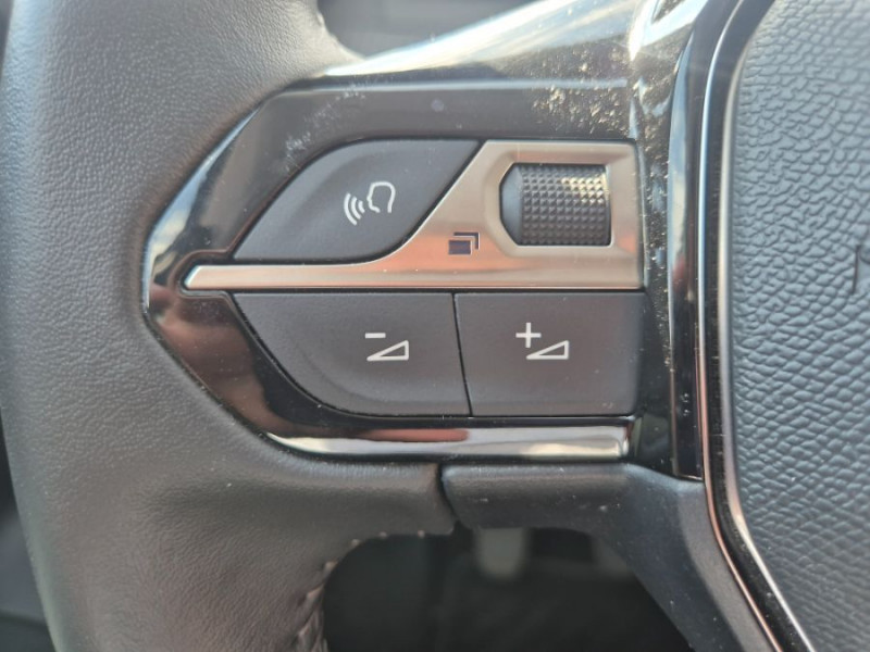 Photo 16 de l'offre de PEUGEOT 2008 II 1.2 PureTech 100 BVM6 ALLURE GPS Camera AB SC à 16450€ chez Mérignac auto