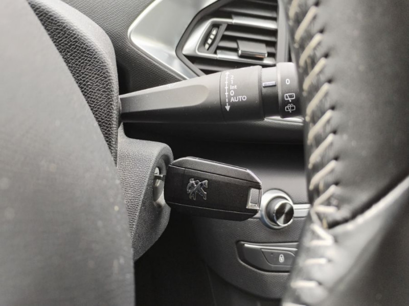 Photo 17 de l'offre de PEUGEOT 308 1.2 PureTech 130 BVM6 ALLURE GPS Camera JA17 à 12450€ chez Mérignac auto