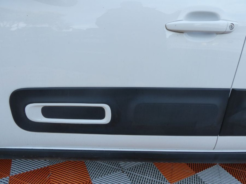 Photo 16 de l'offre de CITROEN C3 Société NEW 1.5 BlueHDi 100 BVM6 FEEL NAV Radar 2PL 8450€HT à 8450€ chez Mérignac auto