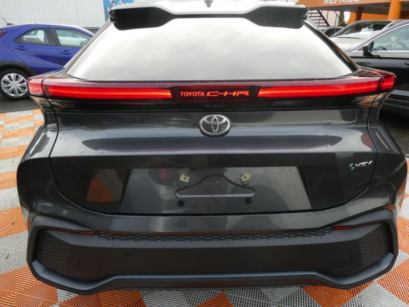 Photo 12 de l'offre de TOYOTA C-HR II 1.8 HYBRIDE 140 CVT 2WD DESIGN GPS 12.3 Camera JA18 Diam. Induction à 30850€ chez Mérignac auto