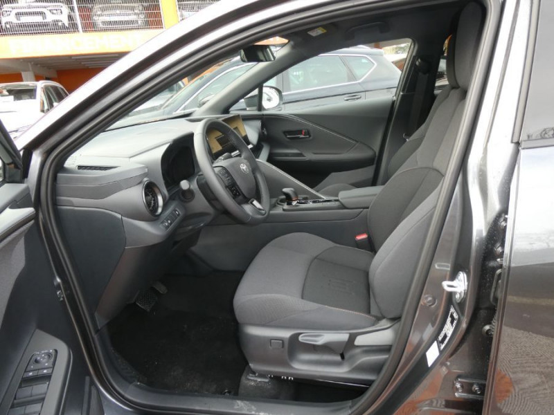 Photo 4 de l'offre de TOYOTA C-HR II 1.8 HYBRIDE 140 CVT 2WD DESIGN GPS 12.3 Camera JA18 Diam. Induction à 30850€ chez Mérignac auto