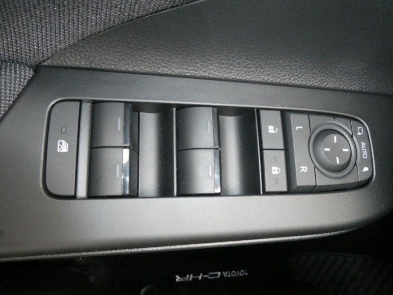 Photo 26 de l'offre de TOYOTA C-HR II 1.8 HYBRIDE 140 CVT 2WD DESIGN GPS 12.3 Camera JA18 Diam. Induction à 30850€ chez Mérignac auto