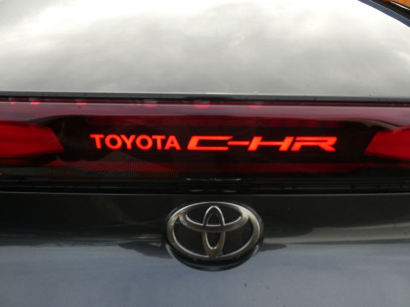 Photo 13 de l'offre de TOYOTA C-HR II 1.8 HYBRIDE 140 CVT 2WD DESIGN GPS 12.3 Camera JA18 Diam. Induction à 30850€ chez Mérignac auto