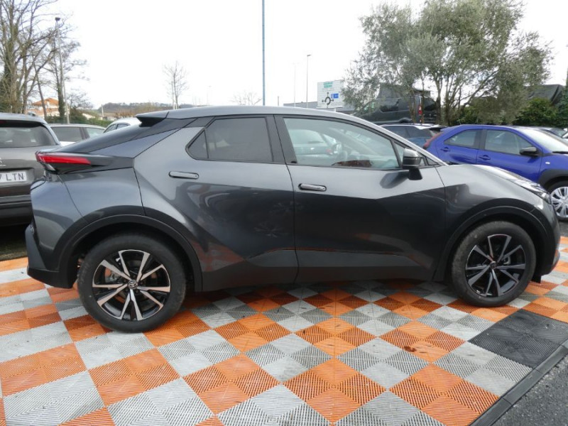 Photo 3 de l'offre de TOYOTA C-HR II 1.8 HYBRIDE 140 CVT 2WD DESIGN GPS 12.3 Camera JA18 Diam. Induction à 30850€ chez Mérignac auto