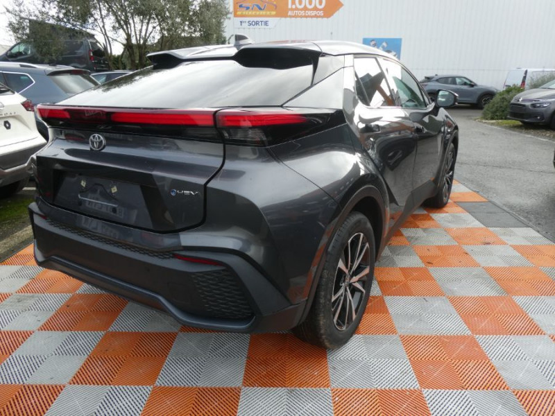 Photo 2 de l'offre de TOYOTA C-HR II 1.8 HYBRIDE 140 CVT 2WD DESIGN GPS 12.3 Camera JA18 Diam. Induction à 30850€ chez Mérignac auto