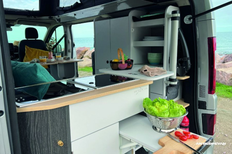 Photo 44 de l'offre de RENAULT TRAFIC VAN ANTILOPE VAN Aménagé FLEX PLUS 2.0 DCi 130 BVM6 L1 JA17 PK Confort 4PL Attel+Pte Vélo à 54500€ chez Mérignac auto