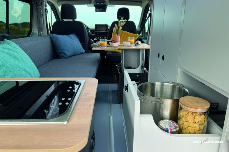 Photo 45 de l'offre de RENAULT TRAFIC VAN ANTILOPE VAN Aménagé FLEX PLUS 2.0 DCi 130 BVM6 L1 JA17 PK Confort 4PL Attel+Pte Vélo à 54500€ chez Mérignac auto