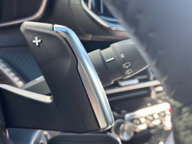 Photo 22 de l'offre de PEUGEOT 2008 II (2) 1.2 HYBRID 145 e-DCS6 ALLURE Camera à 26450€ chez Mérignac auto