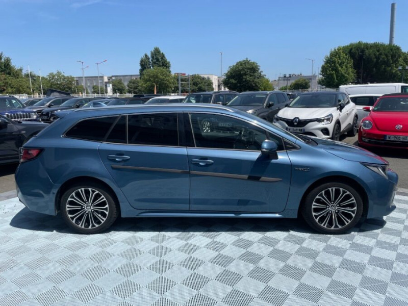Photo 11 de l'offre de TOYOTA COROLLA XII TOURING SPORTS 1.8 HYBRIDE 122H BVA PREMIUM CUIR 4SC Hayon EL. JA17 à 24590€ chez Mérignac auto