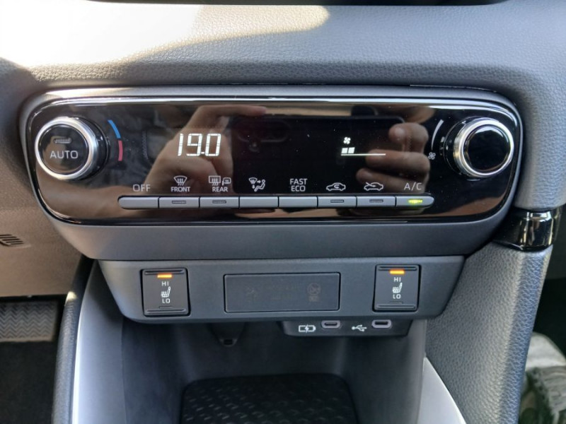 Photo 27 de l'offre de TOYOTA YARIS IV HYBRIDE 116H BVA DYNAMIC PACK CONFORT BUSINESS Jantes Alu Camera Radars à 23790€ chez Mérignac auto