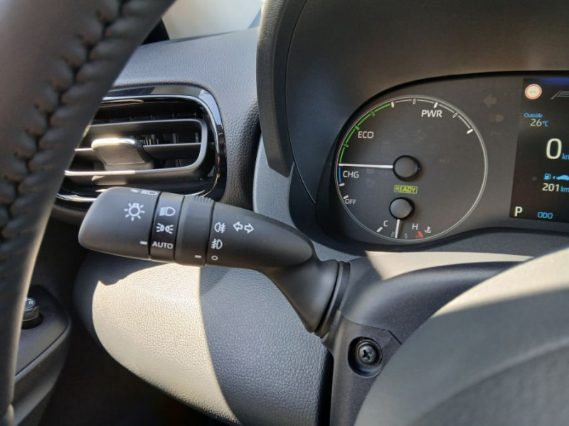 Photo 29 de l'offre de TOYOTA YARIS IV HYBRIDE 116H BVA DYNAMIC PACK CONFORT BUSINESS Jantes Alu Camera Radars à 23790€ chez Mérignac auto