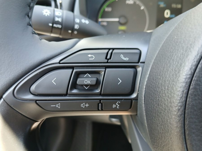 Photo 31 de l'offre de TOYOTA YARIS IV HYBRIDE 116H BVA DYNAMIC PACK CONFORT BUSINESS Jantes Alu Camera Radars à 23790€ chez Mérignac auto