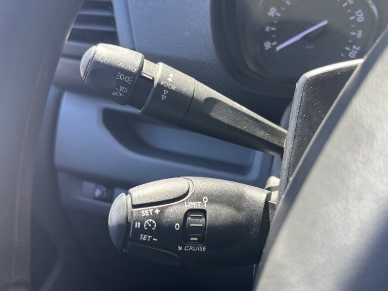 Photo 15 de l'offre de TOYOTA PROACE VAN 2.0 D-4D 140 BVM6 L2 VX Attel. 21450.H.T. à 21450€ chez Mérignac auto