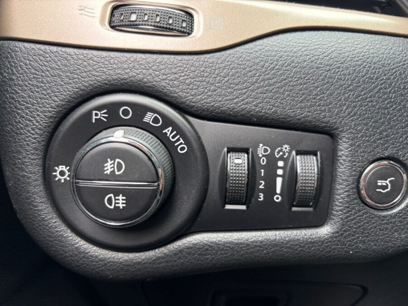 Photo 18 de l'offre de JEEP CHEROKEE 2.2 MultiJet 185 BVA 4WD LONGITUDE EXECUTIVE Active Drive CUIR Attel. à 17490€ chez Mérignac auto