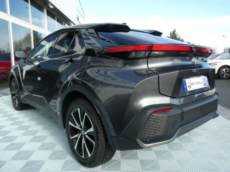 Photo 11 de l'offre de TOYOTA C-HR II 1.8 HYBRIDE 140 CVT 2WD DESIGN GPS 12.3 Camera JA18 Diam. Induction à 30850€ chez Mérignac auto