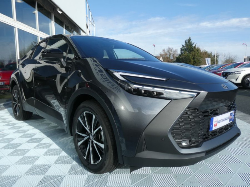 Photo 3 de l'offre de TOYOTA C-HR II 1.8 HYBRIDE 140 CVT 2WD DESIGN GPS 12.3 Camera JA18 Diam. Induction à 30850€ chez Mérignac auto