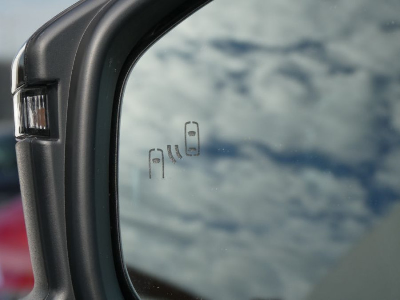 Photo 28 de l'offre de TOYOTA C-HR II 1.8 HYBRIDE 140 CVT 2WD DESIGN GPS 12.3 Camera JA18 Diam. Induction à 30850€ chez Mérignac auto