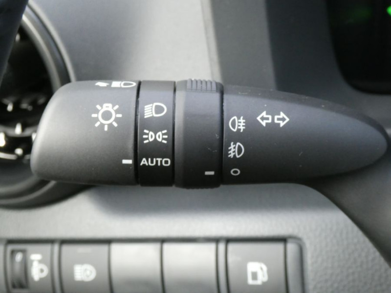 Photo 26 de l'offre de TOYOTA C-HR II 1.8 HYBRIDE 140 CVT 2WD DESIGN GPS 12.3 Camera JA18 Diam. Induction à 30850€ chez Mérignac auto