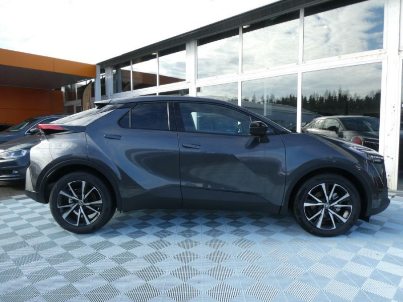 Photo 12 de l'offre de TOYOTA C-HR II 1.8 HYBRIDE 140 CVT 2WD DESIGN GPS 12.3 Camera JA18 Diam. Induction à 30850€ chez Mérignac auto