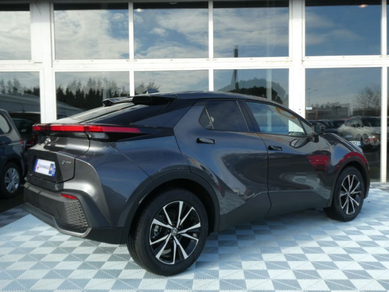 Photo 2 de l'offre de TOYOTA C-HR II 1.8 HYBRIDE 140 CVT 2WD DESIGN GPS 12.3 Camera JA18 Diam. Induction à 30850€ chez Mérignac auto