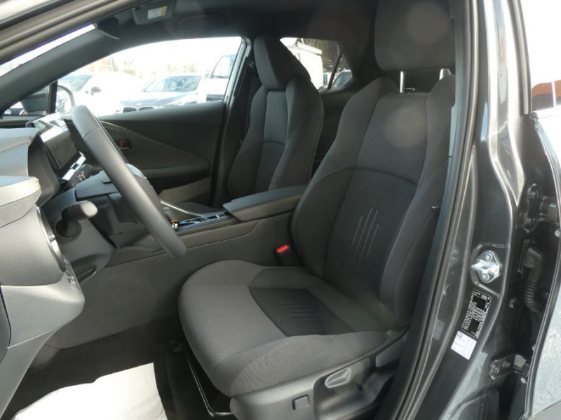 Photo 5 de l'offre de TOYOTA C-HR II 1.8 HYBRIDE 140 CVT 2WD DESIGN GPS 12.3 Camera JA18 Diam. Induction à 30850€ chez Mérignac auto