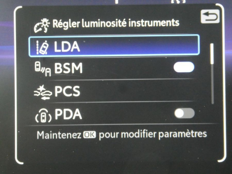 Photo 20 de l'offre de TOYOTA C-HR II 1.8 HYBRIDE 140 CVT 2WD DESIGN GPS 12.3 Camera JA18 Diam. Induction à 30850€ chez Mérignac auto
